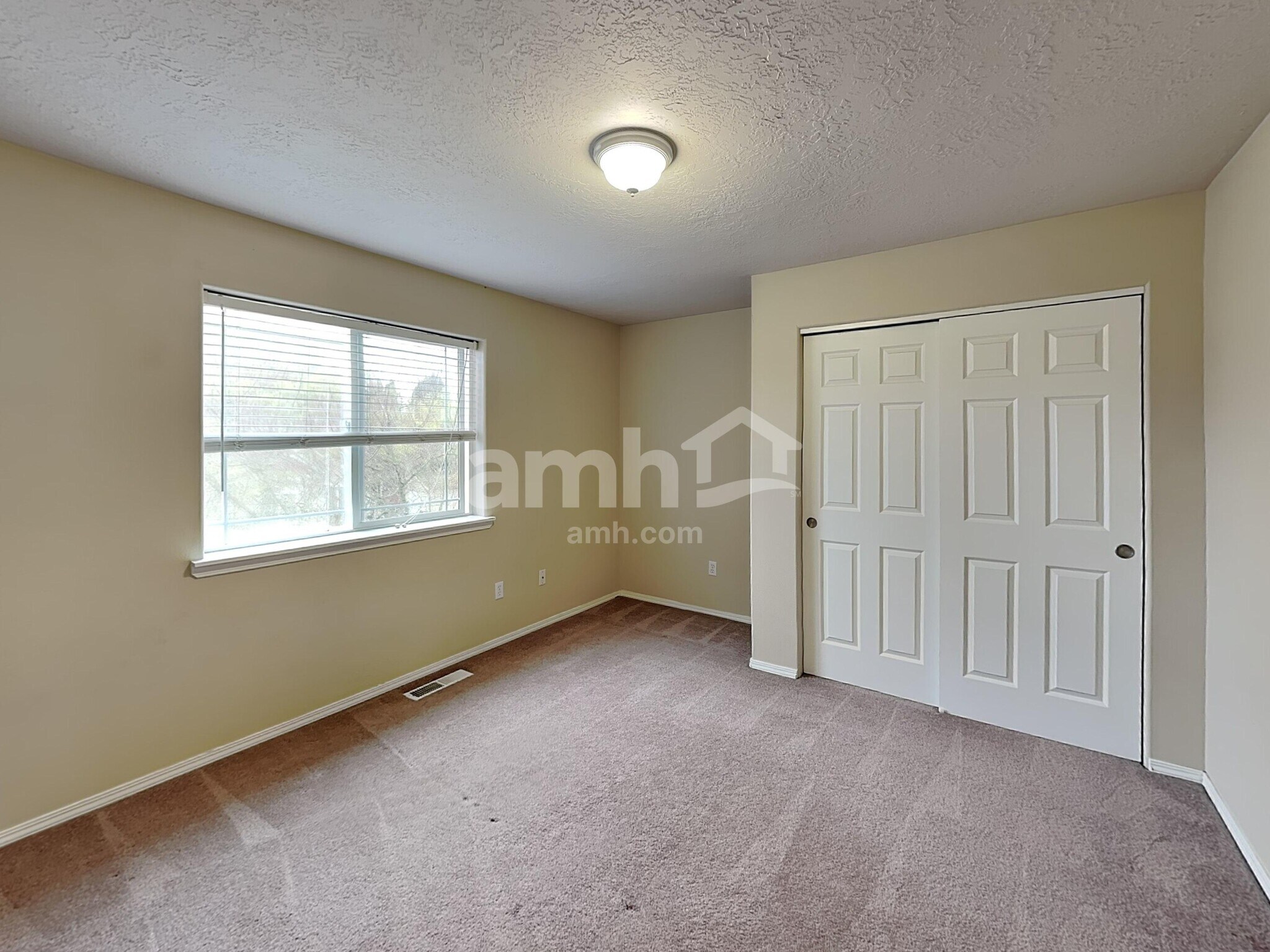 Building Photo - 2285 NW McGarey Dr