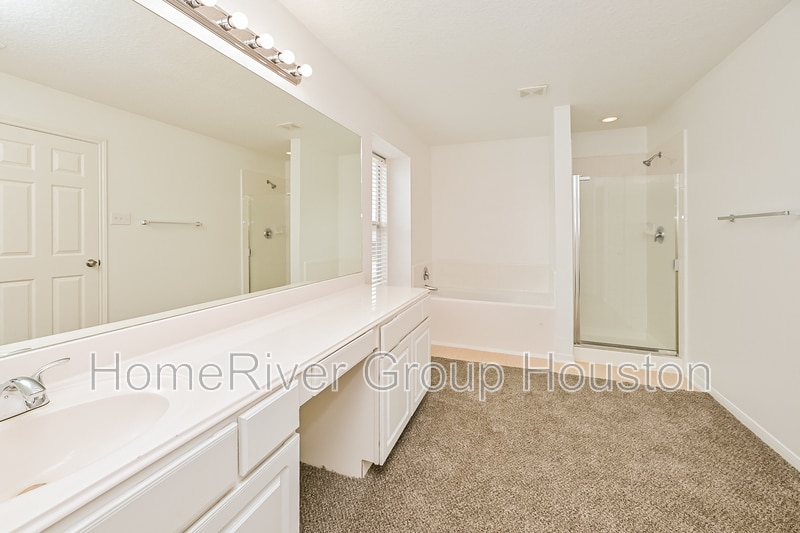 Building Photo - 20942 Foxwood Garden Dr