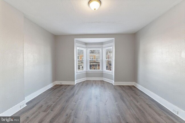 Building Photo - 1249 Kenwood Ave