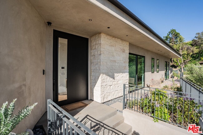 Building Photo - 1205 Las Lomas Pl