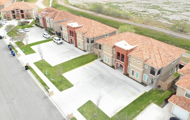Building Photo - 3Bed/2.5 Bath Townhome, Mcallen TX