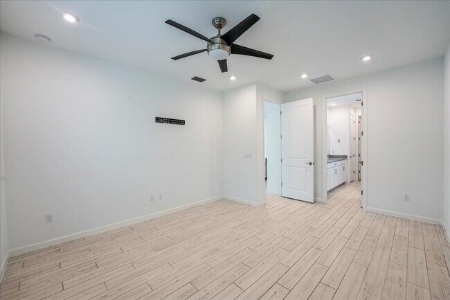 Building Photo - 6818 Pointe of Woods Dr