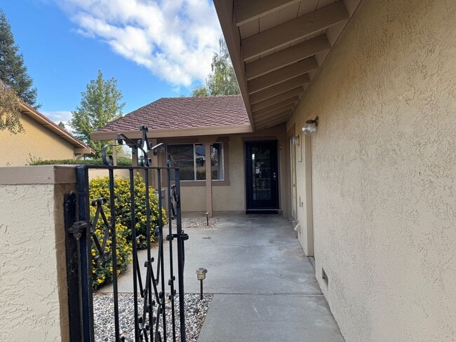Building Photo - For Rent – Charming Woodland Condo with Co...