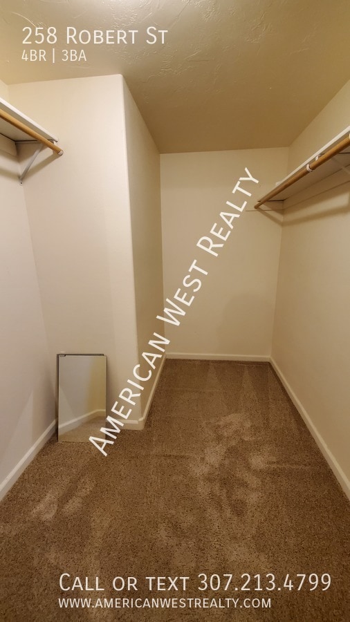 Building Photo - 258 Robert St