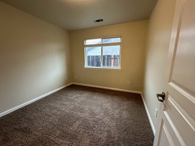 Building Photo - Well maintained home in desirable neighborhood!