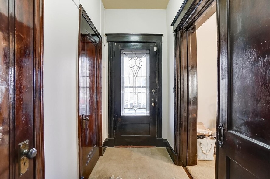 Building Photo - 985 Windsor St