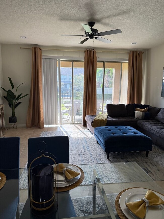 Building Photo - Beautiful 3/2.5 Townhome with Pool View in...