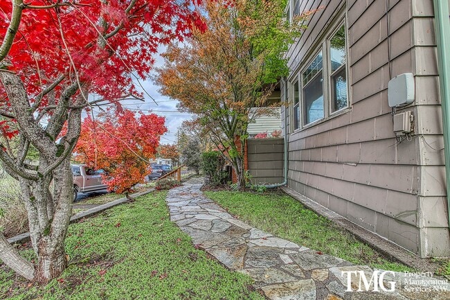 Building Photo - Stunning 4BD Craftsman in Excellent N Port...