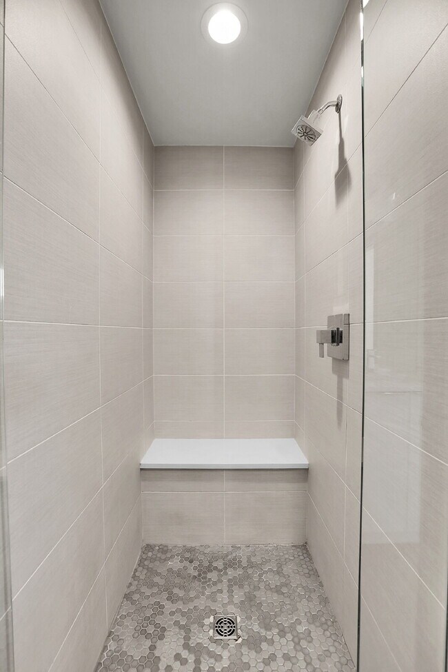 Building Photo - $3,200.00 - 2 Bedrooms, 2.2 Bathrooms, Tow...