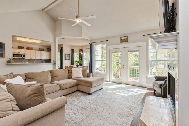 Building Photo - Spacious 3BR home with gorgeous finishes!!...