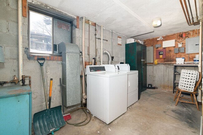 Building Photo - 72 Martensen St