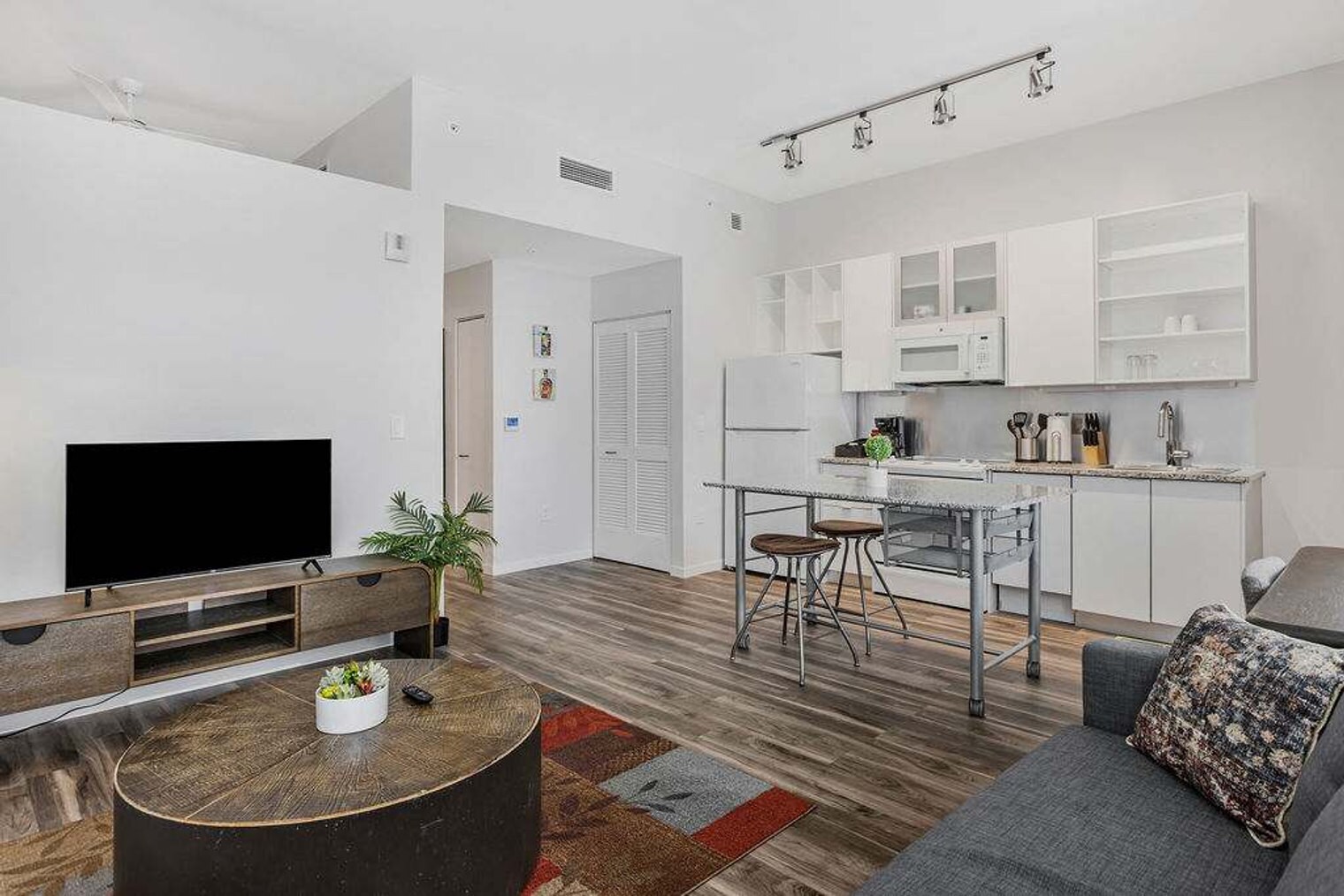 Building Photo - 9-JAN-JAN E 4th St