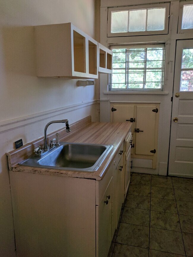 Building Photo - 118 S Colonial Ave