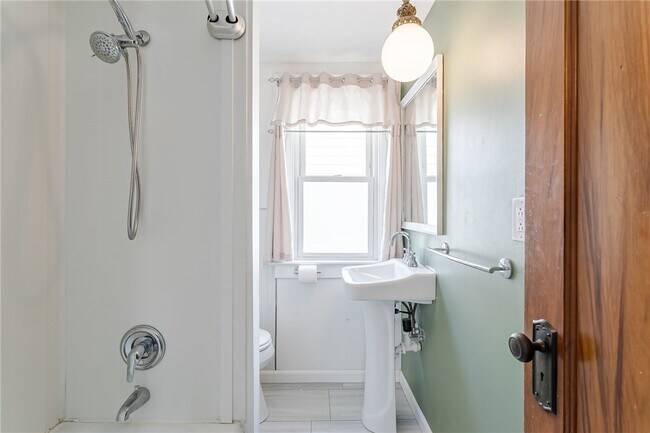 Building Photo - 176 Merwin Ave