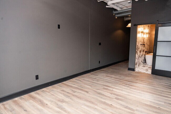 Building Photo - 275 S Limestone