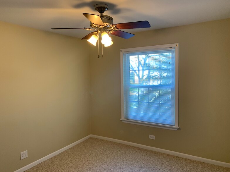 2nd bedroom - 442 Thornhill Ln