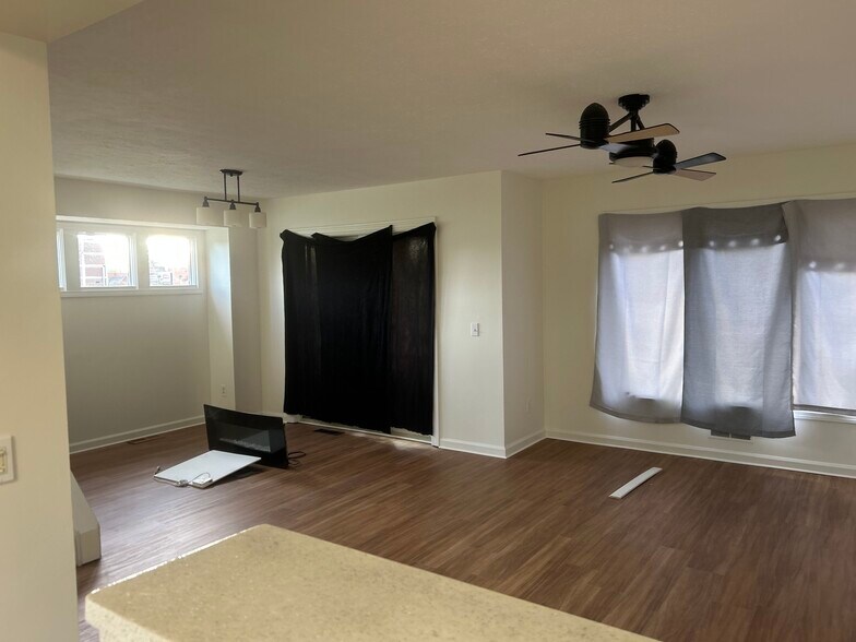 Building Photo - 694 Broadway