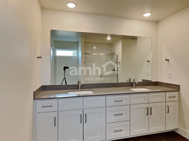 Building Photo - 9316 W Bowie St