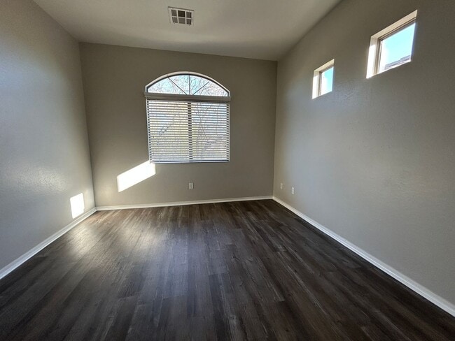 Building Photo - 955 E Knox Rd