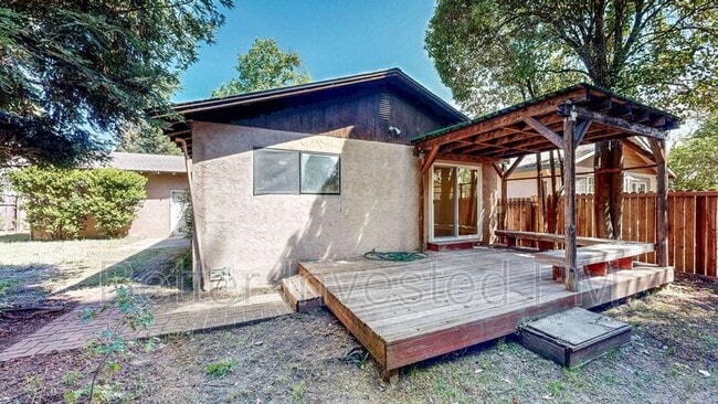 Building Photo - 580 Pomo Dr