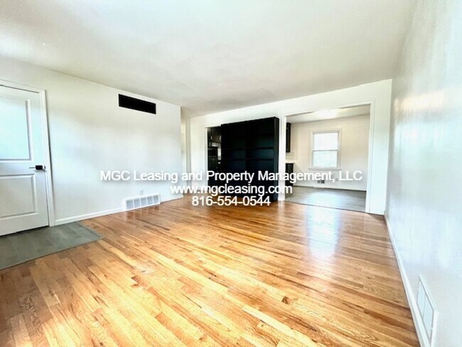 Building Photo - Unique Ranch Style Home Minutes From Downtown Lee's Summit