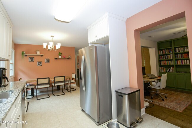 Building Photo - 215 S Pinehurst St