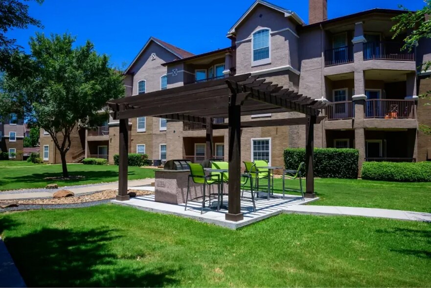 Building Photo - 901 Lakeside Cir