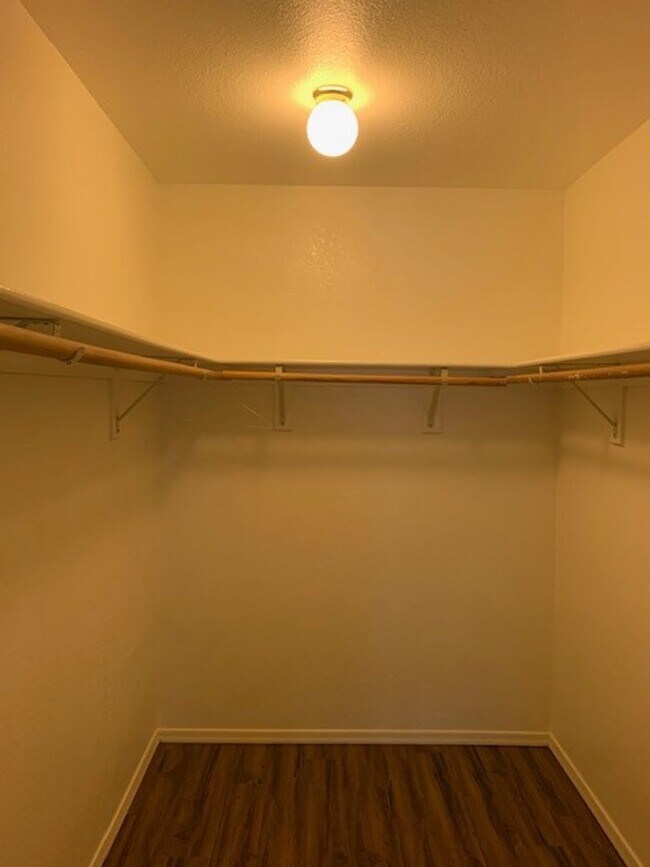 Building Photo - Unfurnished Full Time
