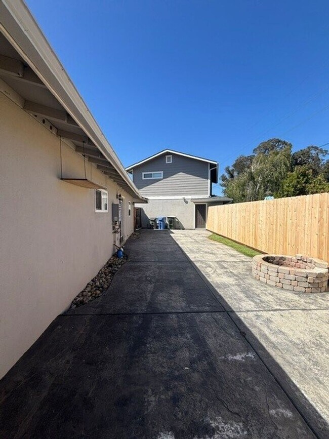 Building Photo - 1201 Russ Ct