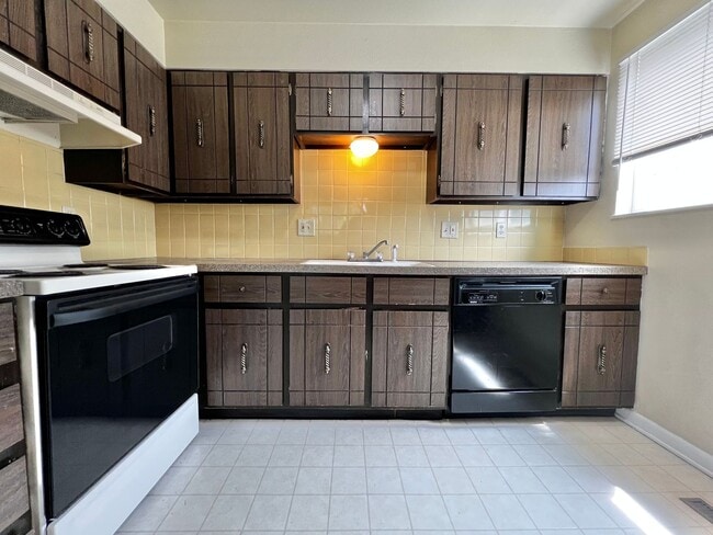 Primary Photo - **Charming 2-Bedroom Downstairs Unit in Pr...