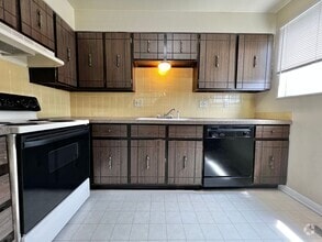 Building Photo - **Charming 2-Bedroom Downstairs Unit in Pr...