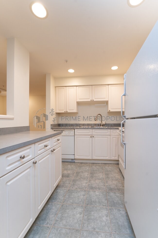 Building Photo - 4343 Roosevelt Way NE