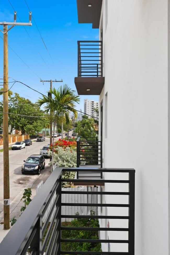 Building Photo - 1376 SW 4th St