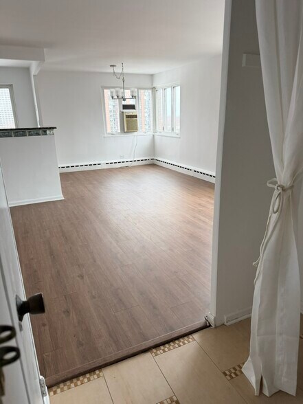 Building Photo - 708 W Bittersweet Pl