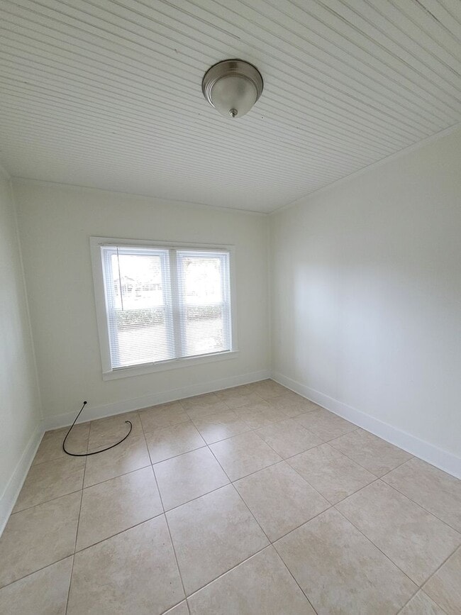 Building Photo - 369 Lincoln Ave