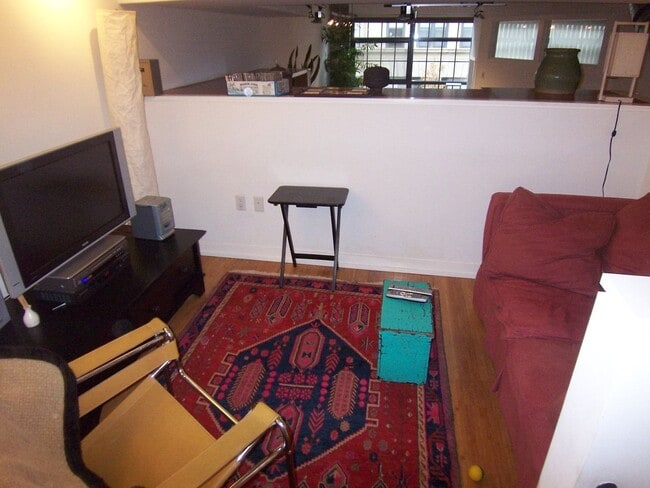 Building Photo - Centrally Located Elegant Designer-Chic 1B...