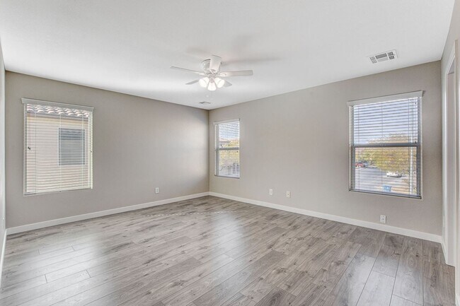 Building Photo - Spacious 3 bedroom home with large yard in...
