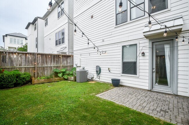 Building Photo - 2222 Hilshire Lake Dr