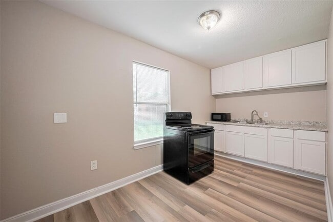 Building Photo - 5118 Plum Dr