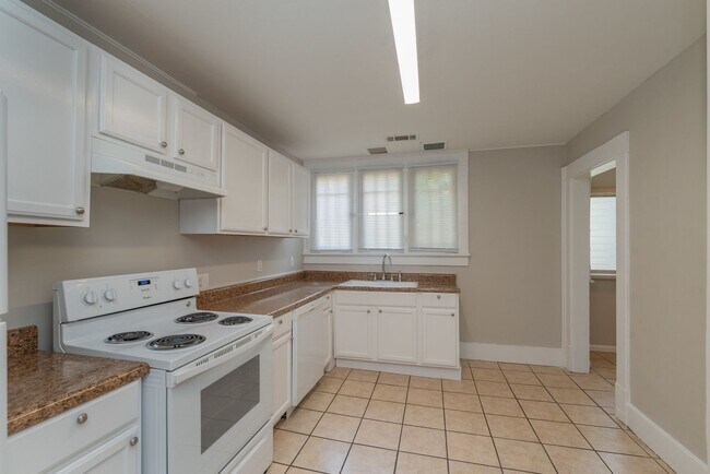 Building Photo - $1500 - 3 bed/1 bath house in Central Aven...