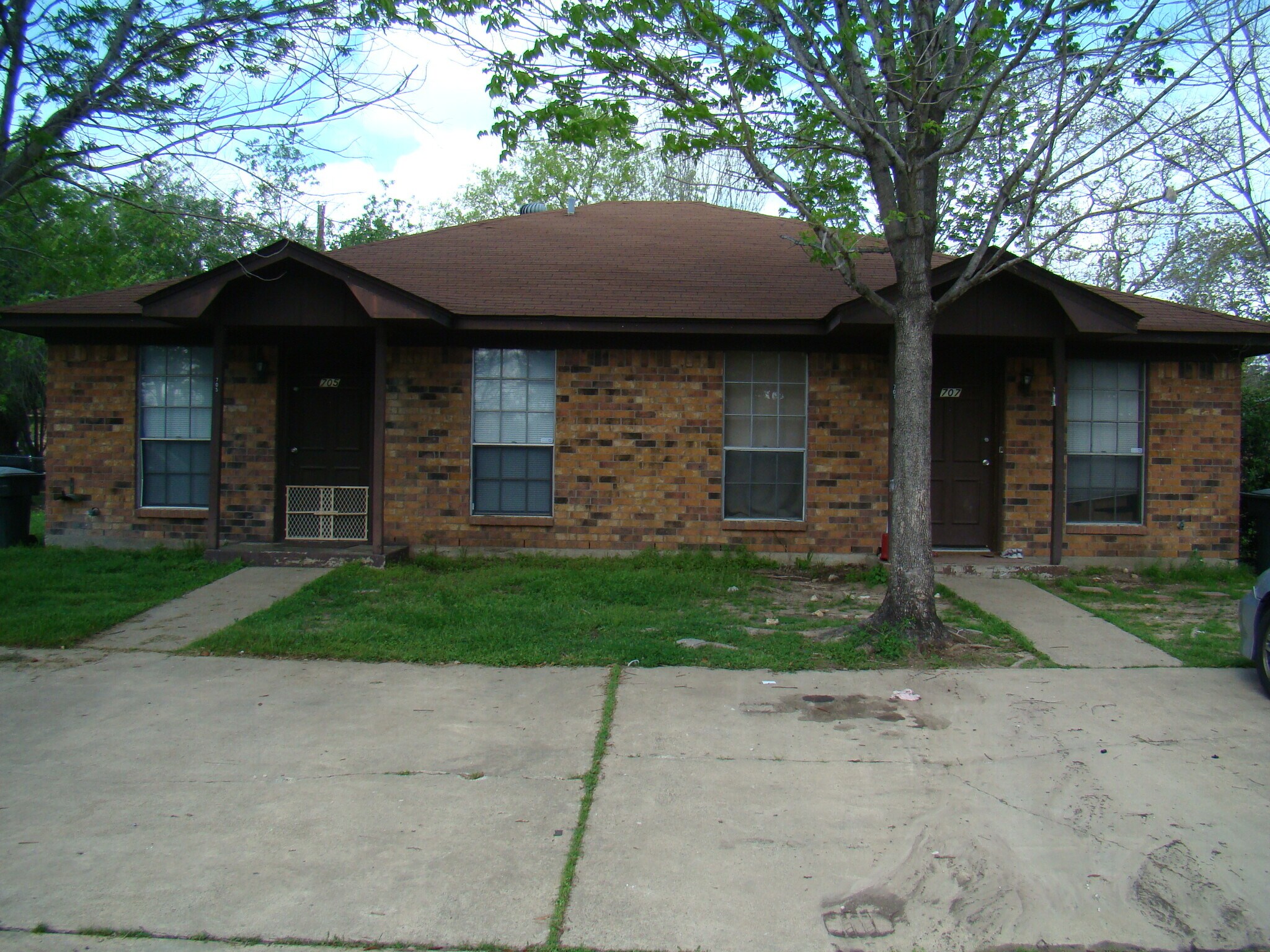 Building Photo - 707 Llano Place