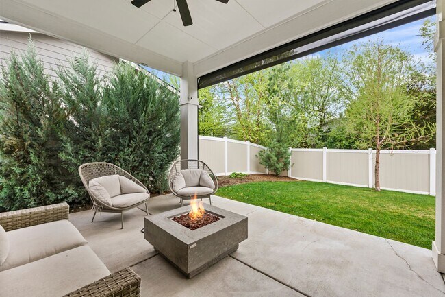 Building Photo - Modern Rustic Luxury Just Minutes from Dow...