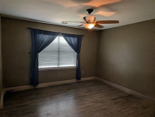 Building Photo - 370 Spring Dr