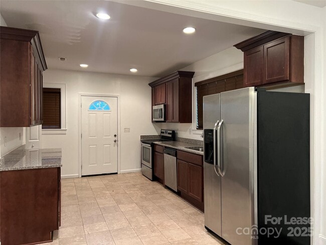 Building Photo - 424 Woodvale Pl