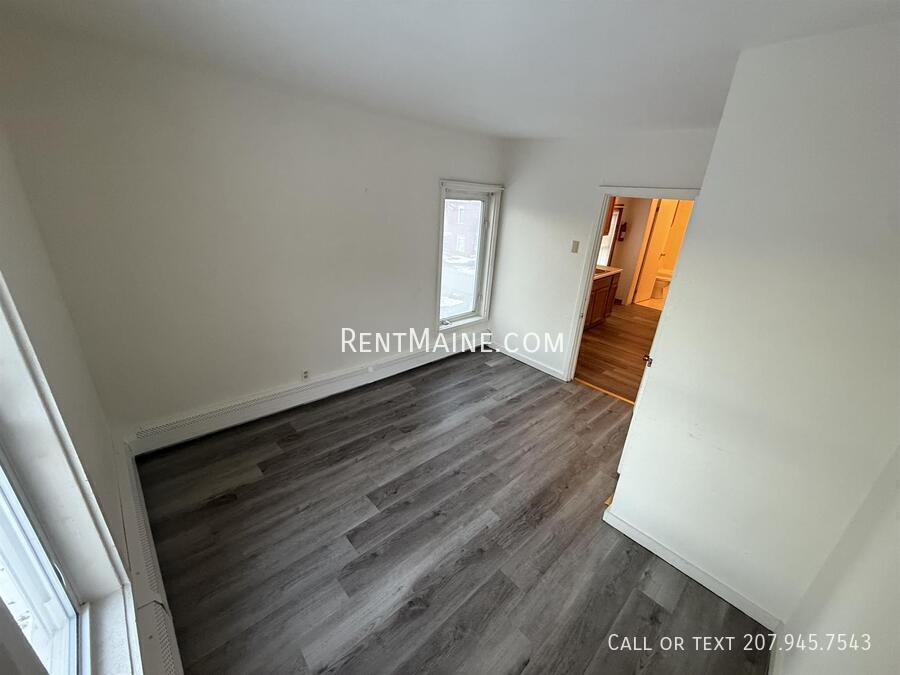 Building Photo - 104 Main St