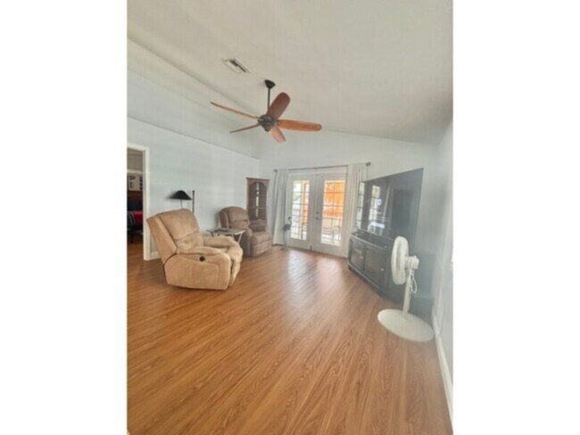 Building Photo - Available Now! 3 Bedroom, 2 Bath. Furnishe...
