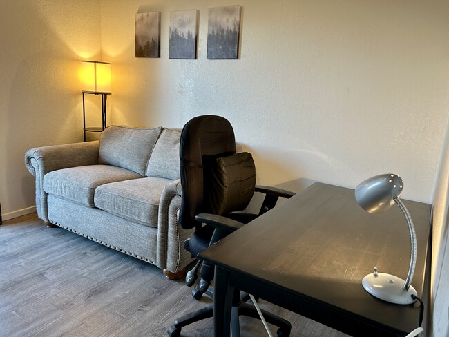 Building Photo - 4234 E Western Dr