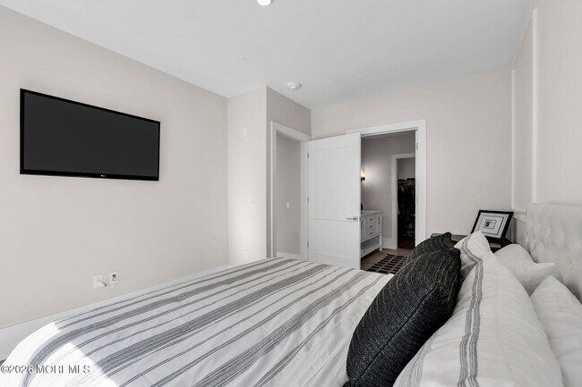 Building Photo - 218 3rd Ave