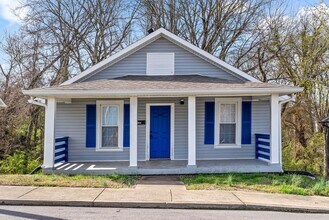 Building Photo - 2 Bedroom Pet Friendly Home For Rent Near APSU!