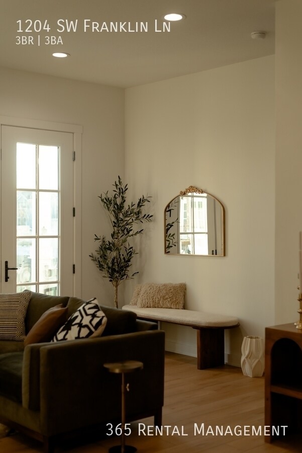 Building Photo - 1204 SW Franklin Dr